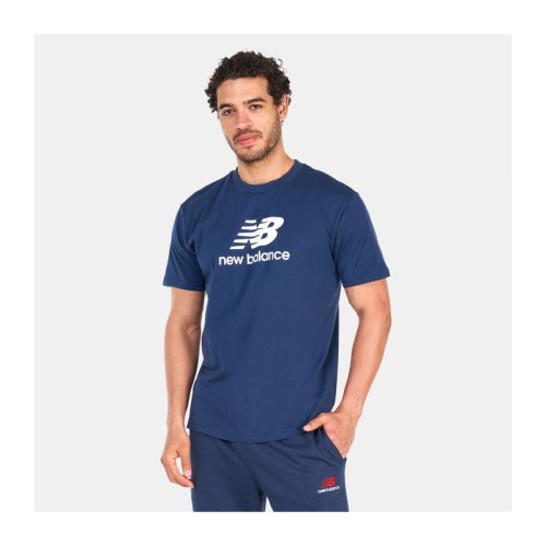 CAMISETA NEW BALANCE ESSENTIALS STACKED LOGO MT31541
